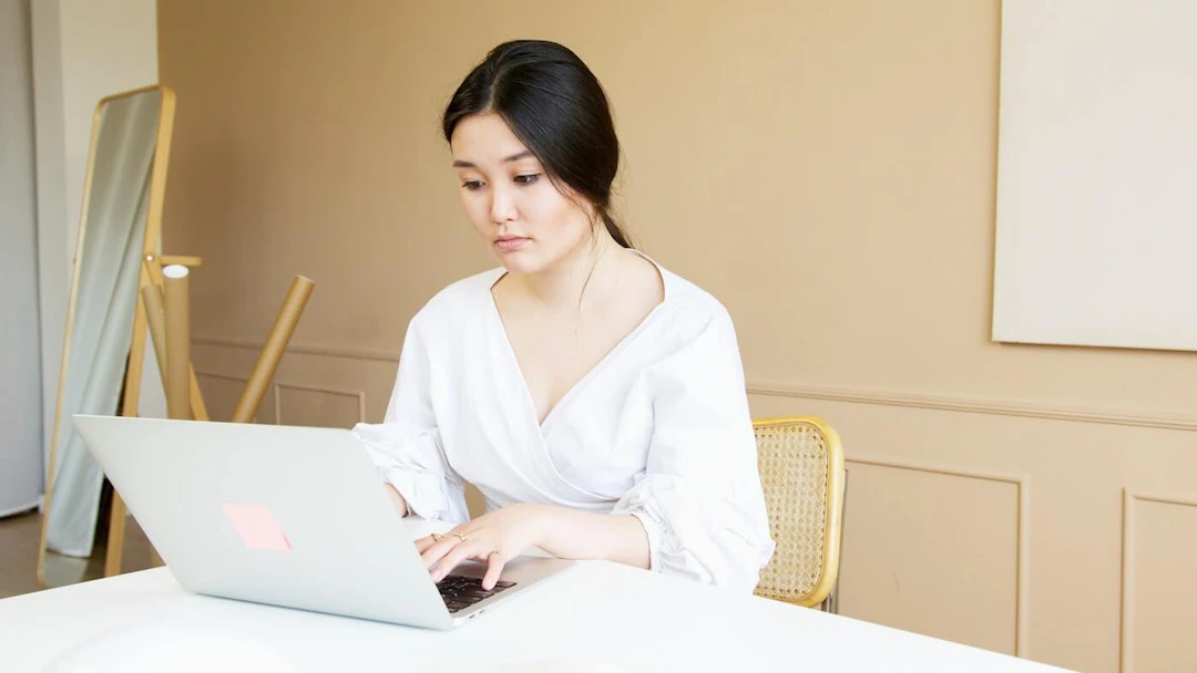jeune femme cherchant des informations sur les investissements socialement responsables